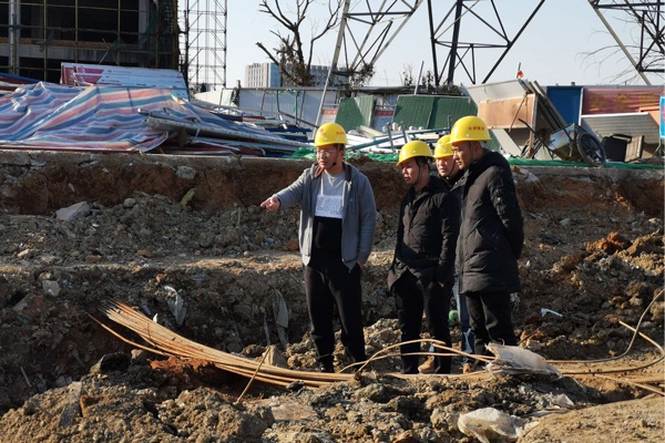 南昌市政建設黨委副書記總經(jīng)理王海龍到洛陽東路綜合改造工程指導工作600400P7.jpg