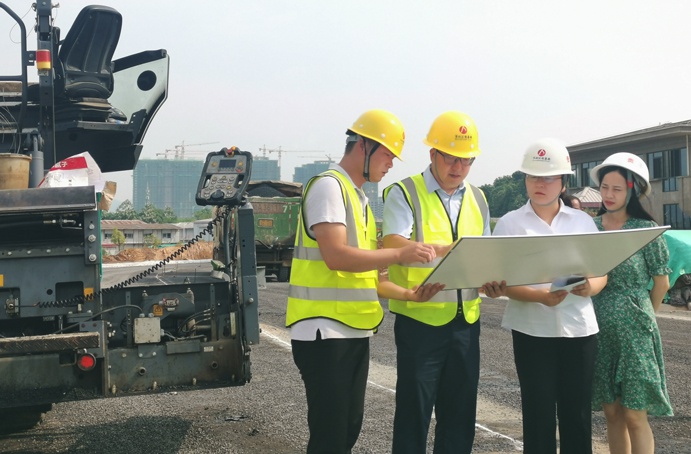 南昌市政建設(shè)集團鄧偉前往市政公用城周邊市政道路項目檢查指導6911.jpg