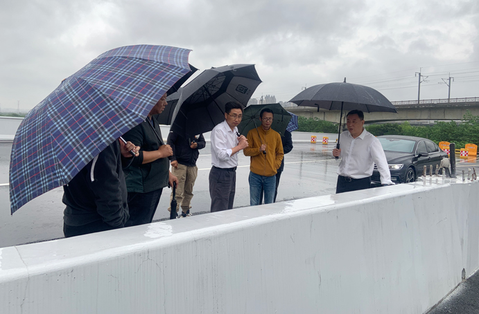 徐旭前往南昌縣河洲路項目、小藍大道快速化項目調(diào)研pg